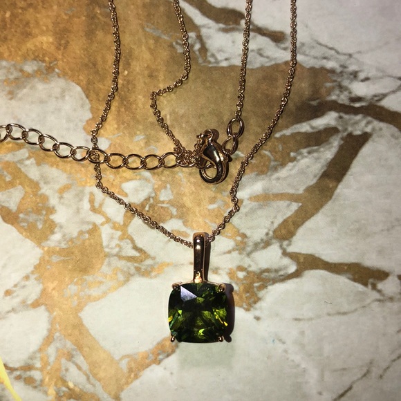 Peridot necklace and earring - Picture 2 of 6